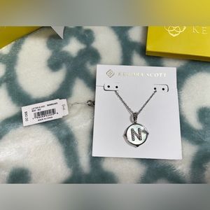 KENDRA SCOTT NWT LETTER “N” DISC NECKLACE